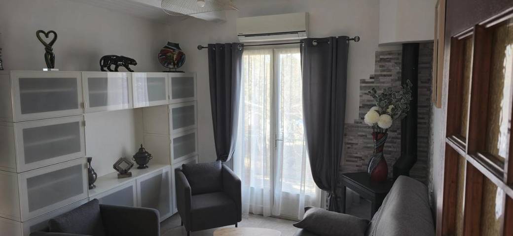 Location de vacances pour 4 personnes, avec vue ainsi que piscine et jardin, animaux acceptés à Tourves - 3