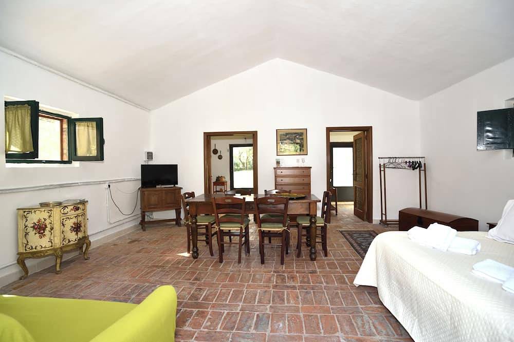 Mini house with park, in the province of Siena, btw Valdichiana and Val d'Orcia in Sinalunga, Chianti