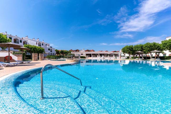 Appart’hôtel pour 4 personnes, avec Terrasse et Jardin ainsi que Bassin pour enfant et Piscine à Ciutadella