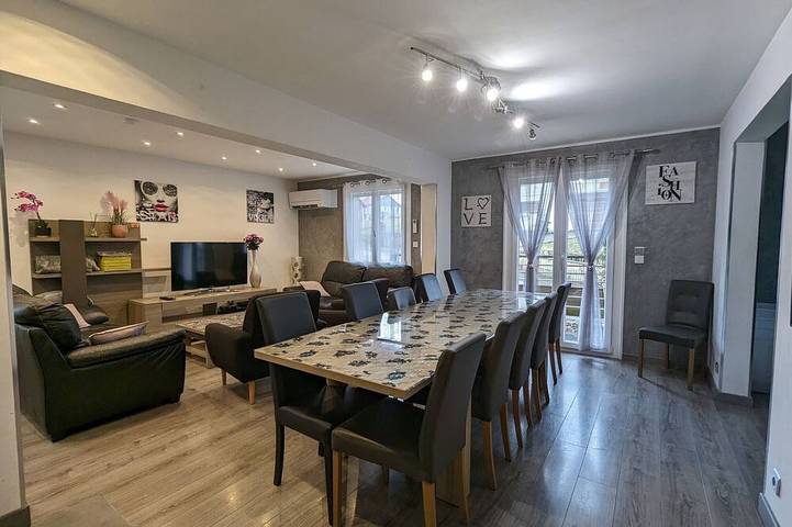 Gîte pour 12 personnes, avec piscine et jardin, animaux acceptés