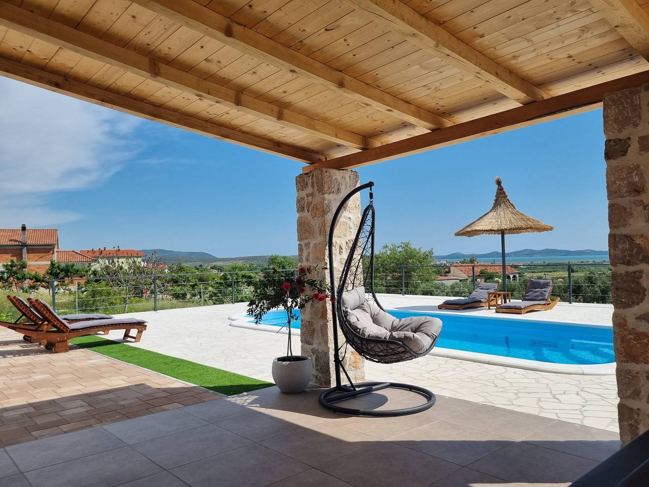 Holiday Home A&M with pool and lakeview in Pakostane, Zadar