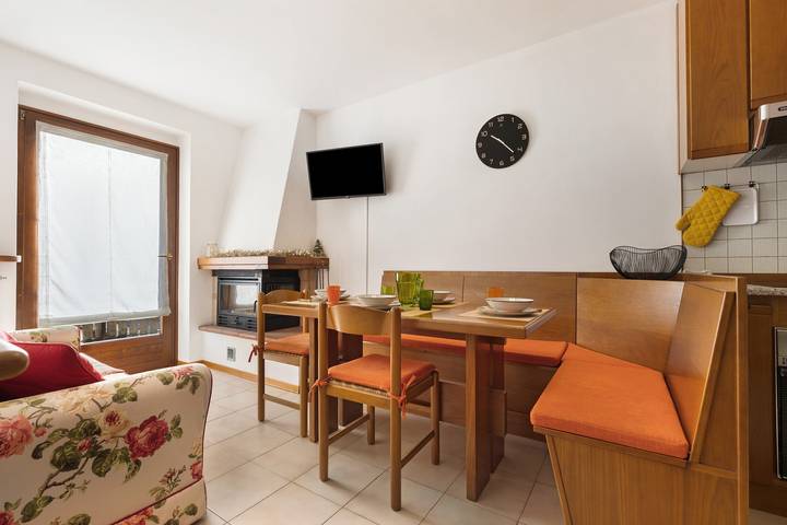 Entire apartment, La Finestra sui Monti – Apartment with Terrace and Dolomiti di Brenta View in Breguzzo, Sella Giudicarie