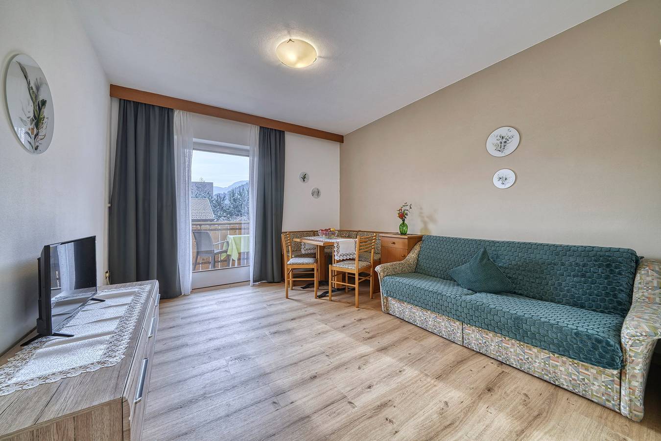 Ganze Wohnung, Ferienwohnung 'Rosalie 10' mit Bergblick, Gemeinschaftspool und Wi-Fi in Niederlana, Lana