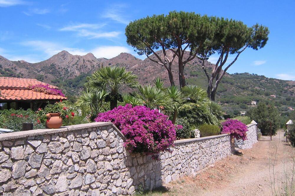Ganze Wohnung, Studio/Apartment B im Landhaus  /  Porto Azzurro in Porto Azzurro, Elba