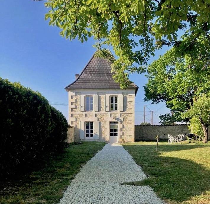 Location de vacances pour 2 personnes, avec Terrasse et Jardin ainsi que Piscine et Vue à Verrières (Charente)