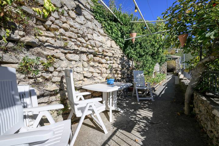 'Tournesol' Room with Mountain View, Shared Terrace and Wi-Fi in Montbrun-les-Bains, Nyons region