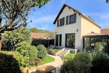 Gîte pour 14 personnes, avec jardin à Bièvres