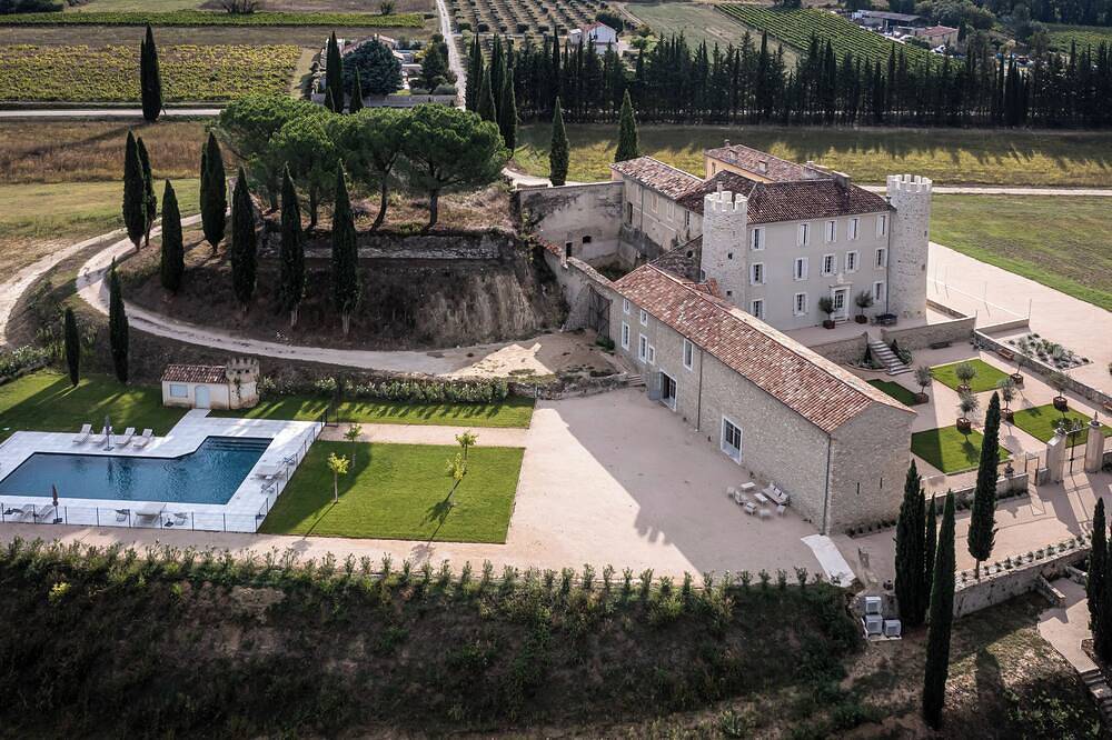 Un chateau en Provence au pied du mont Ventoux in Vaison-la-Romaine, Parc naturel régional du Mont-Ventoux