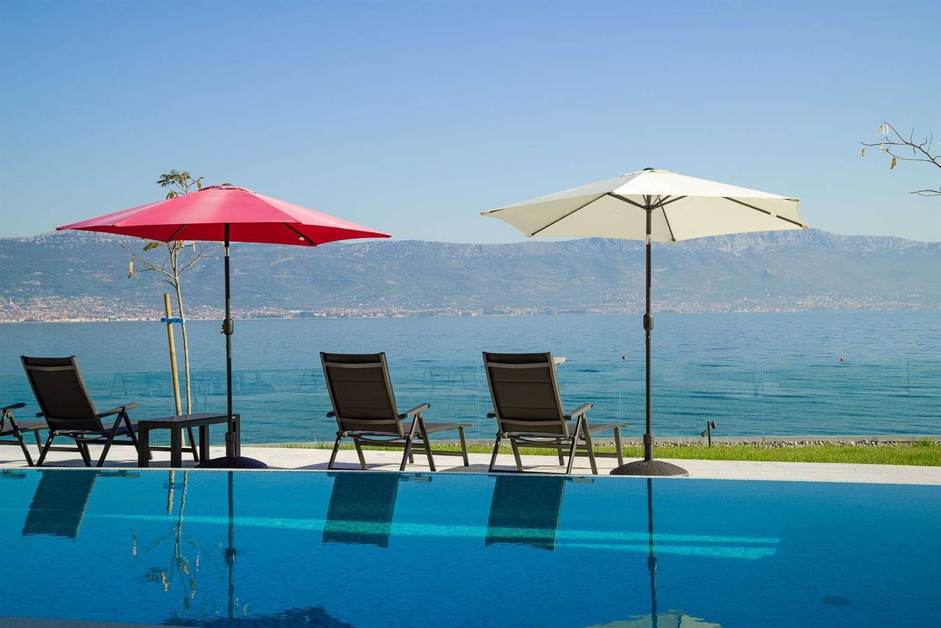 Strandvilla Grey Martini mit Pool in Slatine, Ciovo