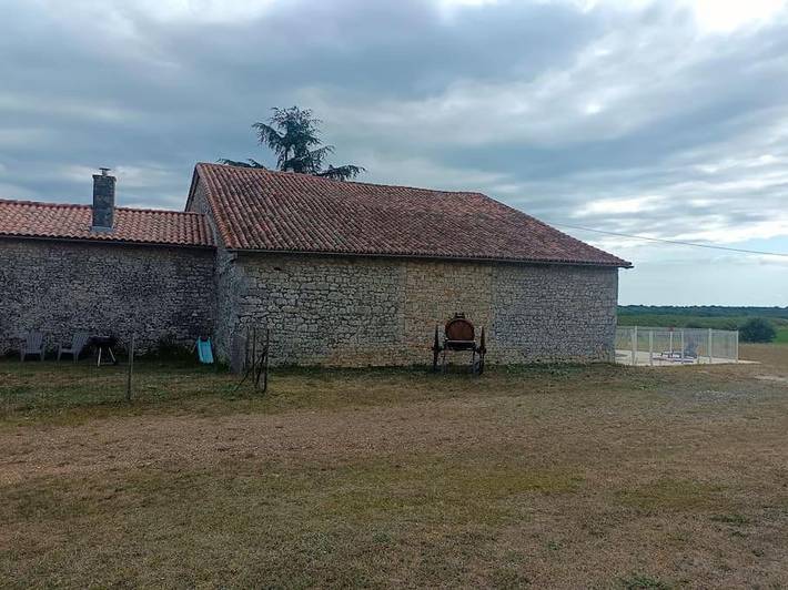 Location de vacances pour 6 personnes, avec piscine ainsi que jardin et vue, adapté aux familles à Charras (homonymie) - 2