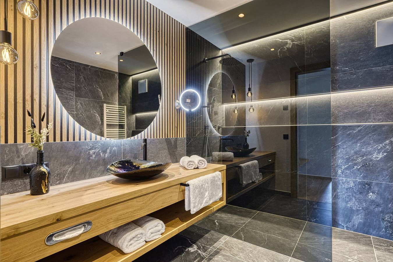 Ganze Wohnung, Ferienwohnung "Schlossberg Rosengarten" mit Bergblick, privater finnischer Sauna und Garten in Deutschnofen, Eggental