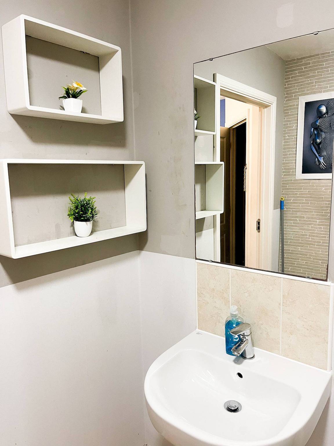 Habitación Urban Blue con baño privado, Netflix, Wifi rápido y estacionamiento gratuito in Wolverhampton, Birmingham y alrededores
