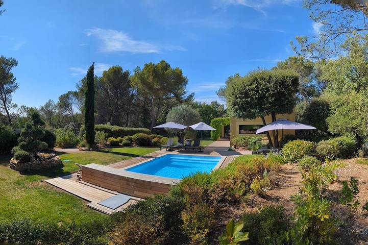 Location de vacances pour 9 personnes, avec Terrasse et Jardin à Belcodène