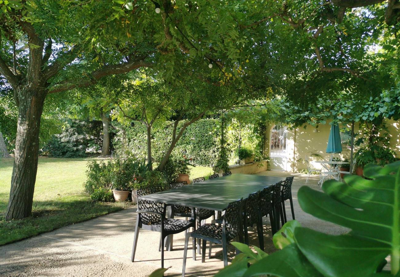 Holiday home in the countryside with swimming pool in Bédarrides, Vaucluse