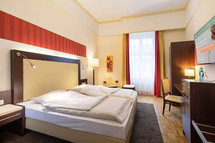 Historic Bonn Awaits | Double Room | Pets Allowed | Beethoven Hall - 0.6  mile in Bonn, Rheinland