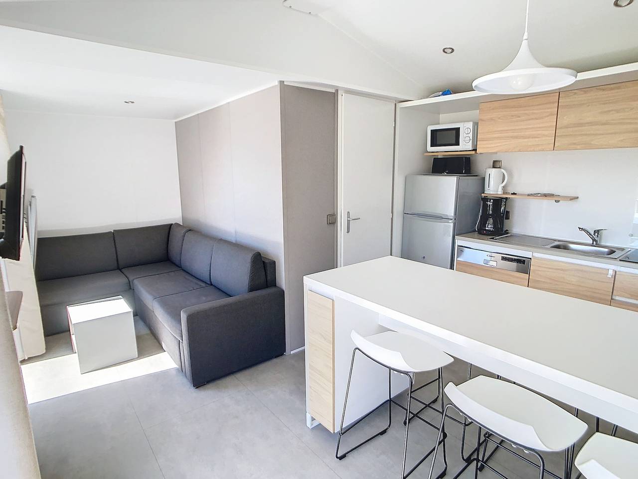 Mobil-home Grand Confort à 200m de la plage avec piscine chauffée, 4 pers, terrasse, parking in Jullouville, Côte de la Déroute