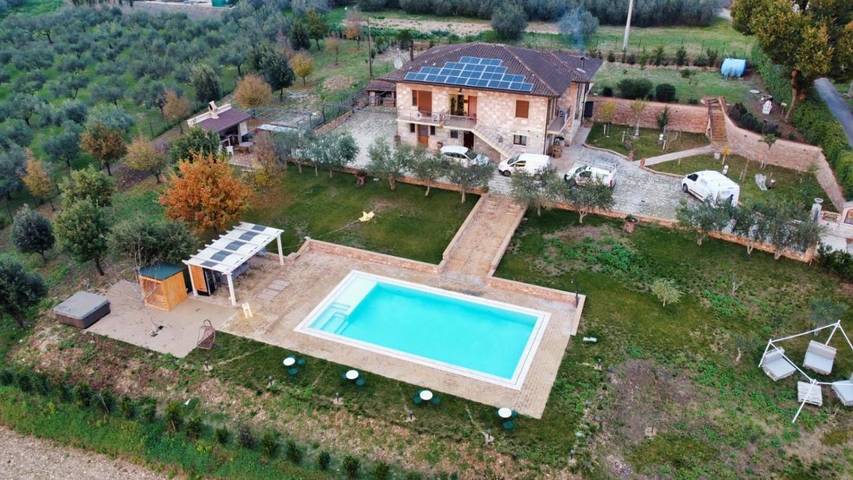 Chambre d’hôte pour 2 personnes, avec jardin ainsi que vue et piscine, adapté aux familles
