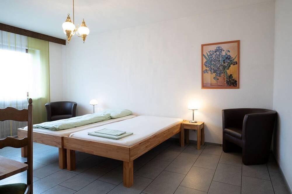 Entire apartment, Vacation home Charlotte - vacation home, bathroom, toilet and bathtub, 4 bedrooms in Wiebelskirchen, Neunkirchen