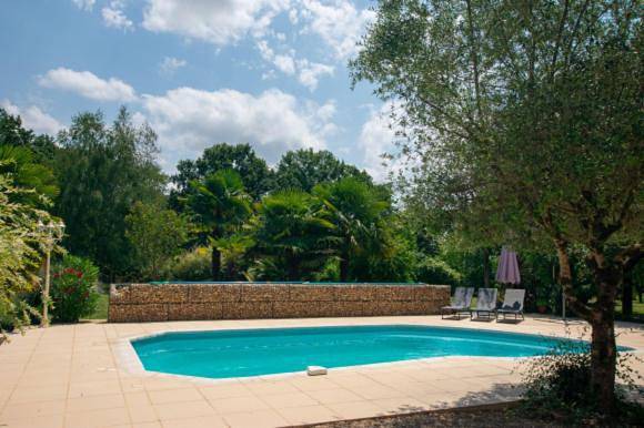 Location de vacances pour 10 personnes, avec terrasse ainsi que vue et piscine à Lacropte - 3