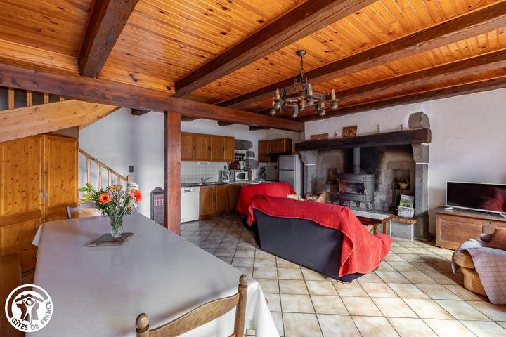 Gîte pour 9 personnes, avec jardin, animaux acceptés dans Perpezat - 4