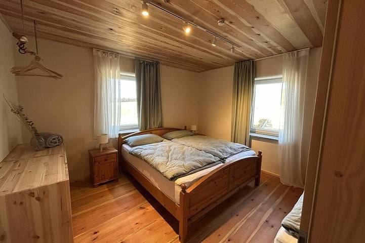 Ganze Wohnung, Großzügige Ferienwohnung für 5 mit Sauna, Garten & Zirbenholz in Bärnau, Naturpark Nördlicher Oberpfälzer Wald