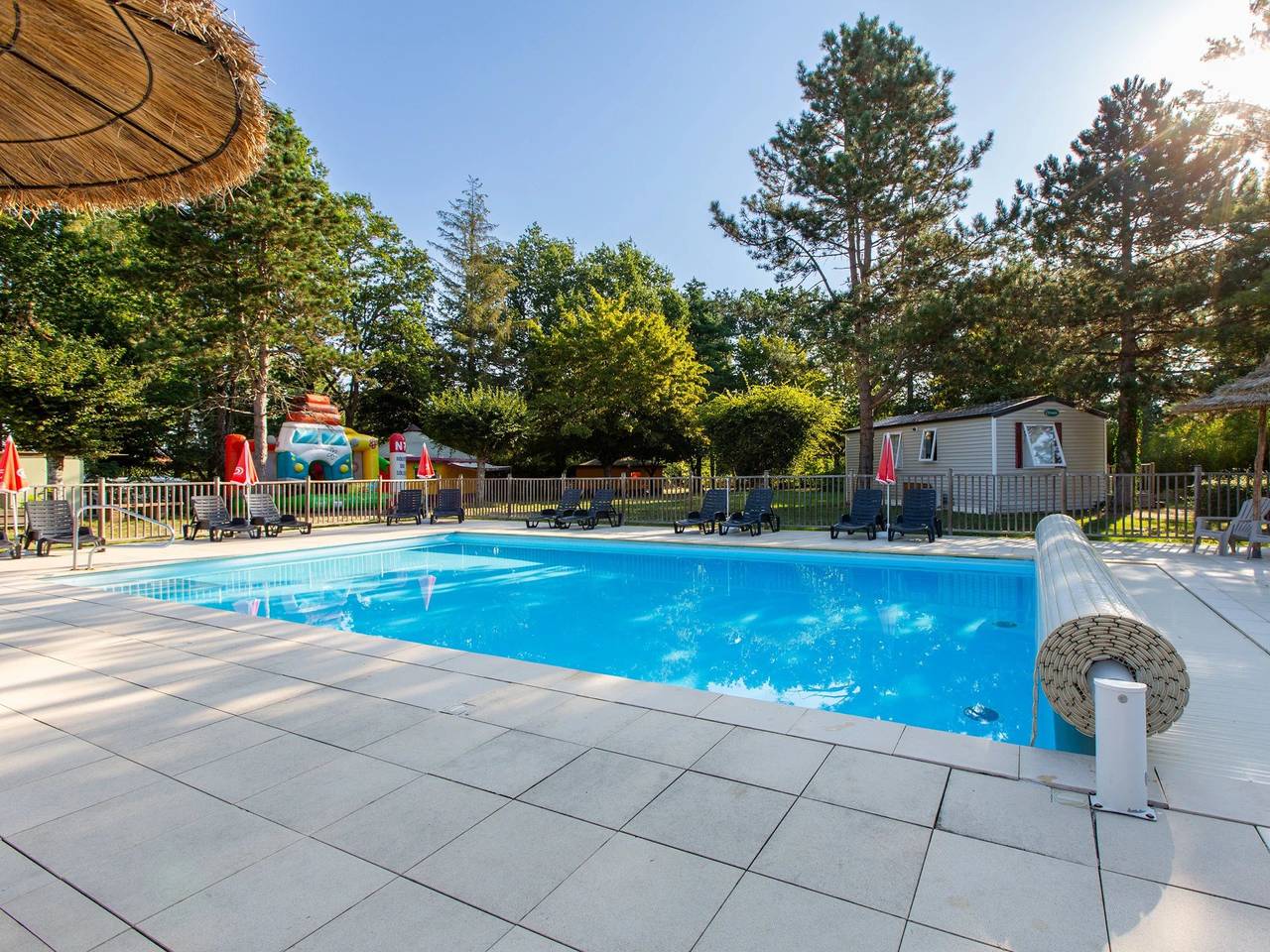 Zecamping 3 étoiles piscine chauffée locatif Tv clim 20m2 in Saint-Père-sur-Loire, Vallée de la Loire