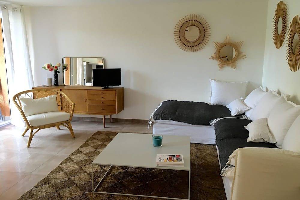 Entire apartment, Apartment 2 Steps From Place Des Lices In Residence With Pool And Parking in Saint-Tropez, Mediterranean Coast (France)