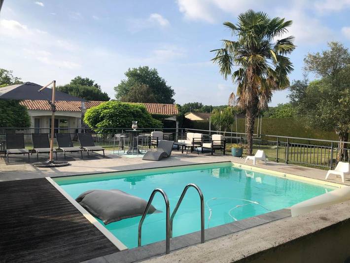 Location de vacances pour 8 personnes, avec Terrasse et Jardin ainsi que Piscine et Vue à Saint-Simeux