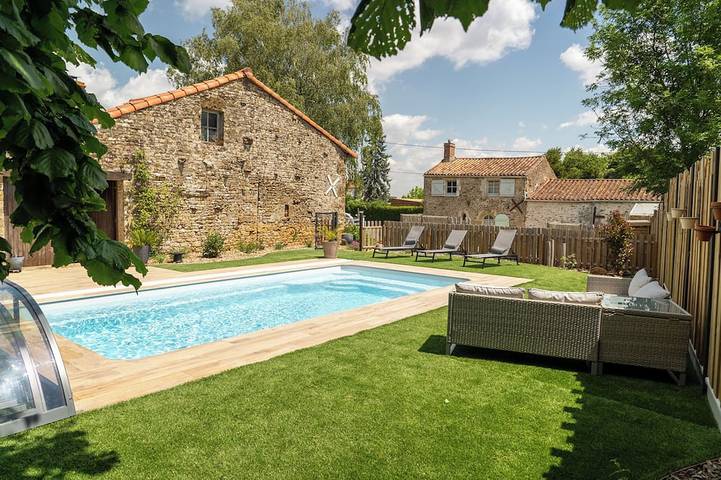 Location de vacances pour 6 personnes, avec Terrasse ainsi que Jardin et Piscine à Saint-Juire-Champgillon