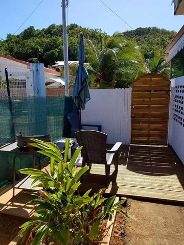 Gîte pour 3 personnes, avec vue et jardin, adapté aux familles dans Anse l'Etang