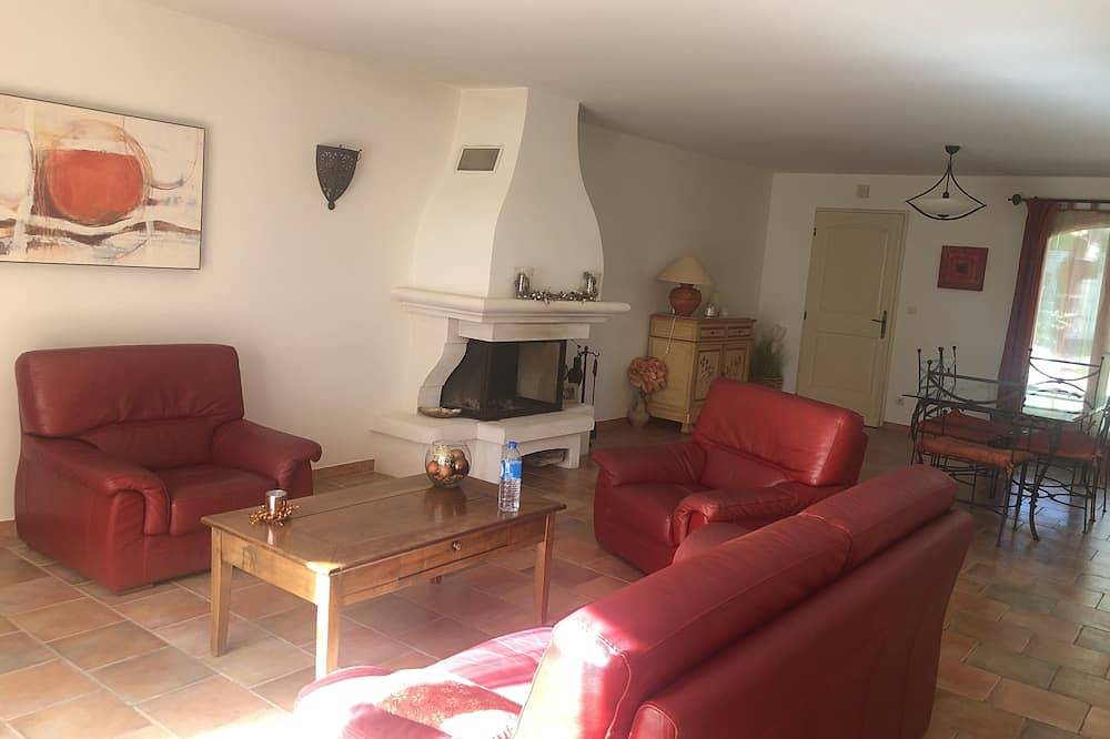 Maison De Caractère Avec Gardien, Piscine Et Tennis in Bouc-Bel-Air, Côte méditerranéenne (France)