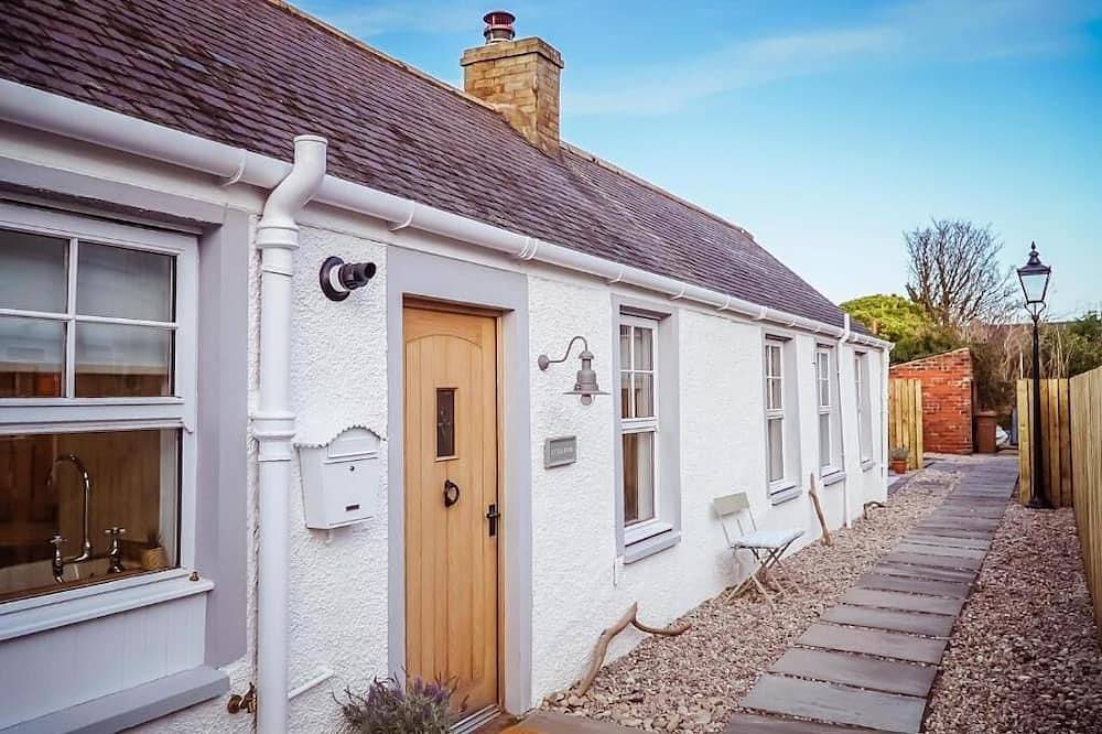At The River - A Fairytale Cottage by the Beach in Dundee, Angus