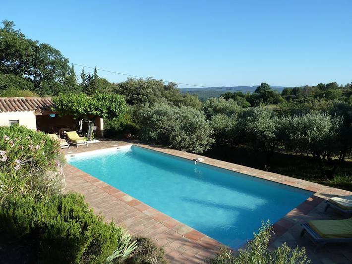 Location de vacances pour 4 personnes, avec Terrasse ainsi que Jardin et Piscine dans le Var