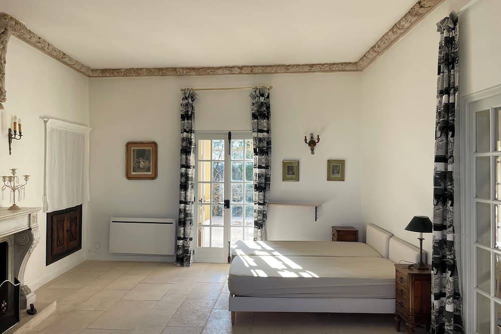 Chateau with swimming pool for 14 people in the middle of the vineyards in Cazouls-lès-Béziers, Mittelmeerküste (Frankreich)