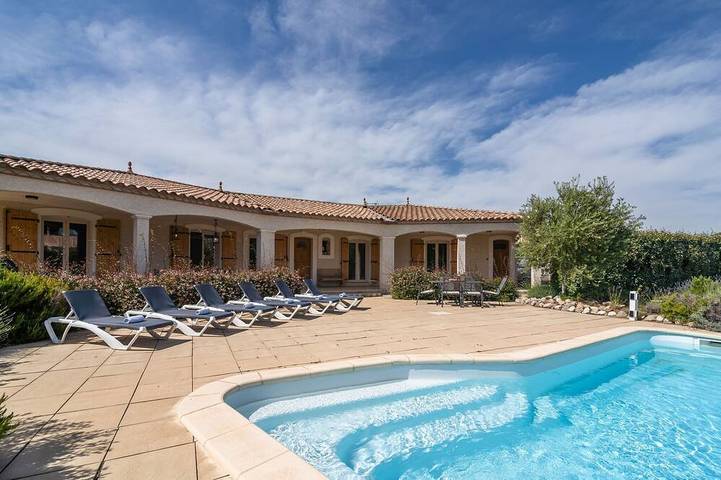 Villa pour 6 personnes, avec piscine ainsi que terrasse et jardin