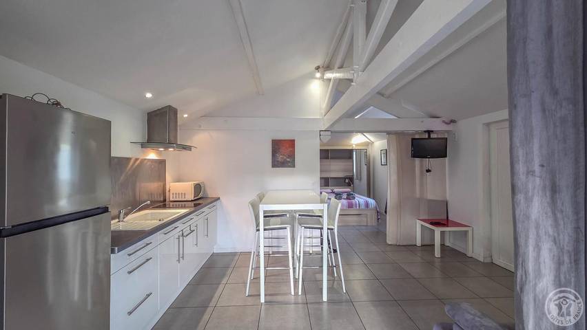 Gîte pour 2 personnes, avec piscine et jardin à Ibos