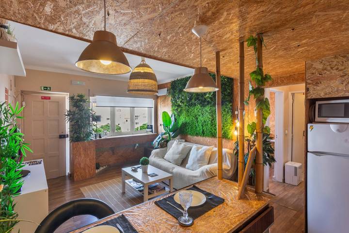 Apartamento entero, Apartamento '1 Min Beach Retreat Consolação' con vistas al mar, balcón y Wi-Fi in Consolação, Peniche