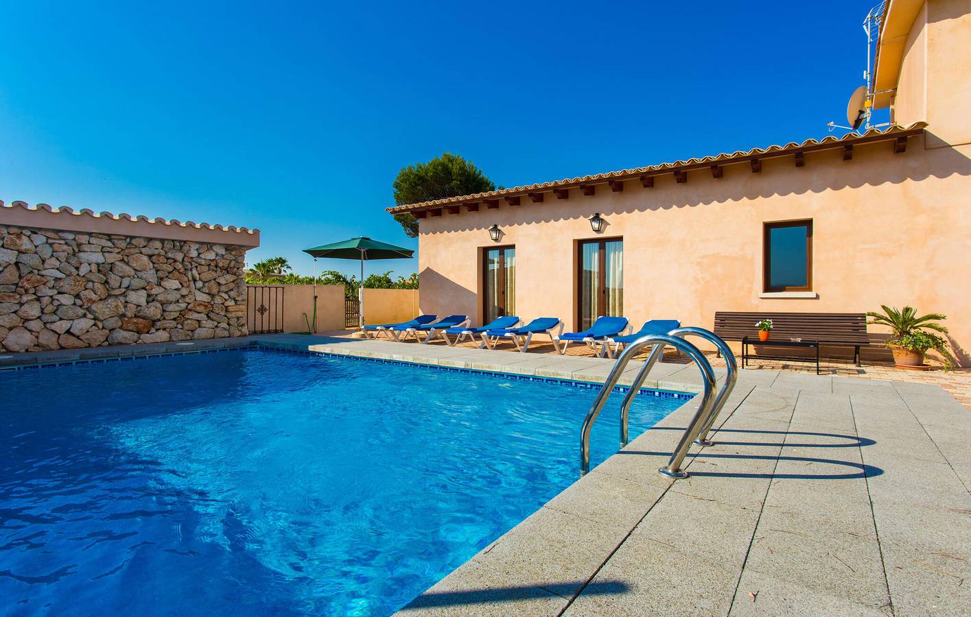 Moderno Apartamento con Terraza, Piscina y AA Cerca del Restaurante S'alqueria Turó in Santa Margalida, Mallorca Norte
