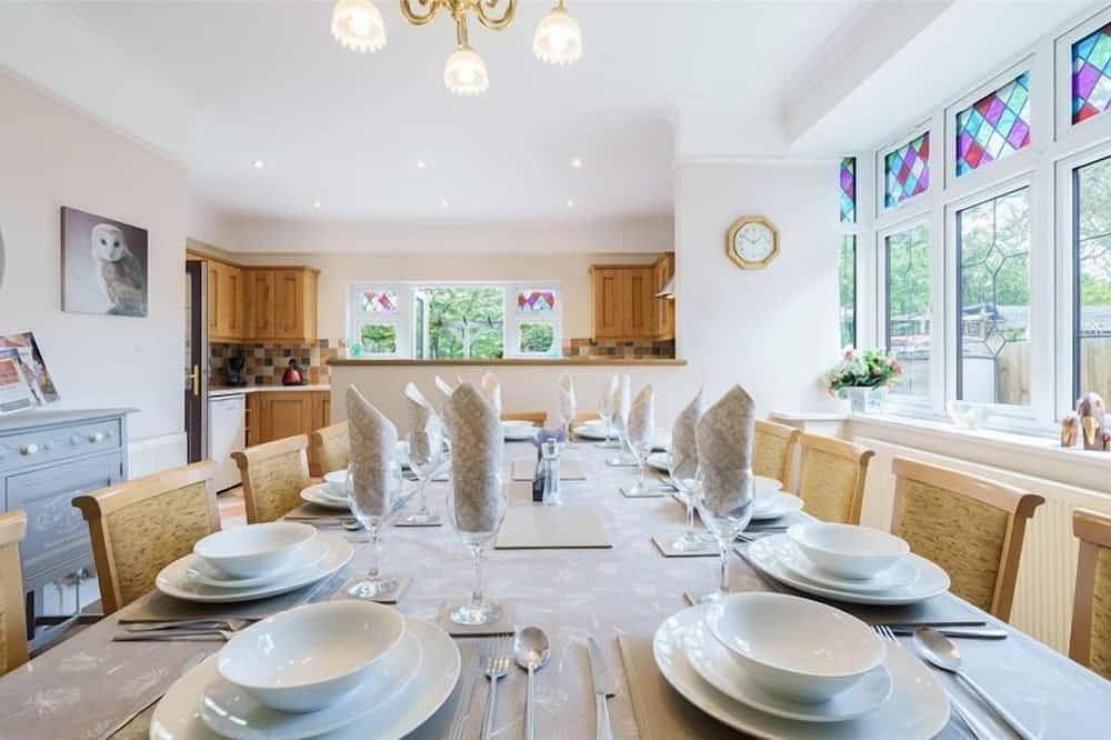 Grove Lodge -  a house that sleeps 13 guests in 5 bedrooms in Gosport, Hampshire