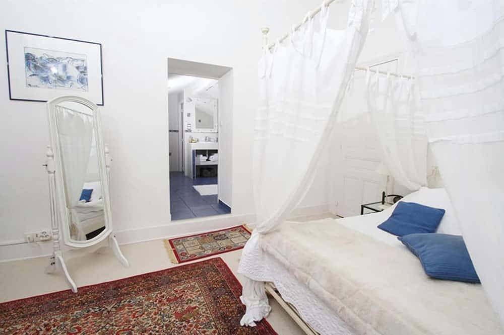 Appartement entier, Studio « Méditerranée » avec vue sur la montagne, piscine partagée et Wi-Fi in Vals-les-Bains, Parc naturel régional des Monts d'Ardèche