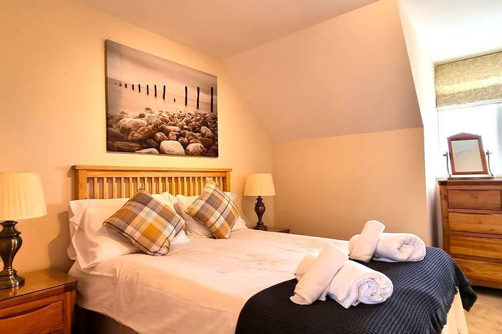 Entire apartment, Penthouse apartment with sea views & direct access to the beach! in Perranporth, Cornwall