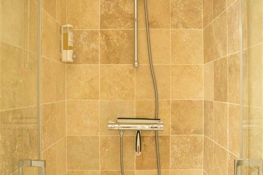 Entire apartment, Beautiful studio with garden in a large, renovated townhouse from 2021. in Sainte-Famille-en-Auge, Lisieux region
