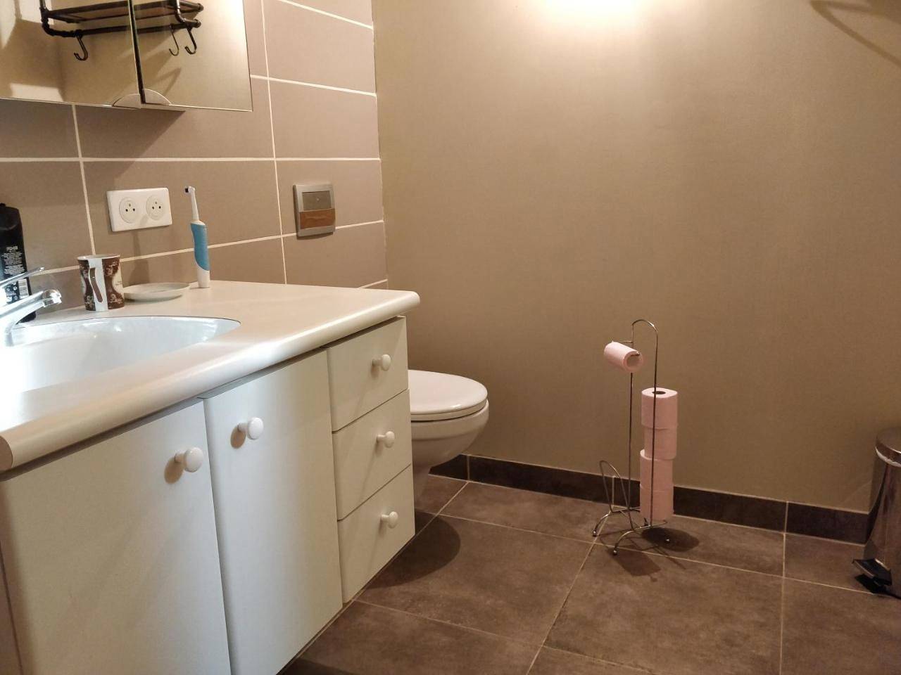 Triple Room with Shared Bathroom in Saint-Denis-lès-Bourg, Région de Bourg-en-Bresse