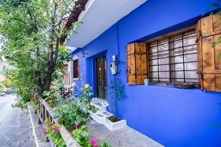 Location de vacances pour 4 personnes, avec Terrasse ainsi que Jardin et Vue dans (Nea) Vrasna