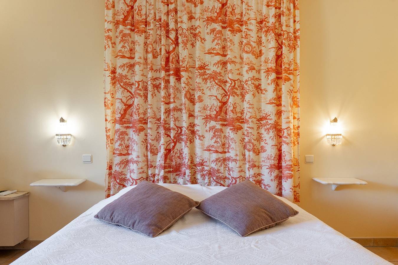 Chambre d’hôtes « Le Mas Du Loup - Chambre Italienne » avec vue sur la montagne, terrasse partagée et Wi-Fi in Moustiers-Sainte-Marie, Parc naturel régional du Verdon