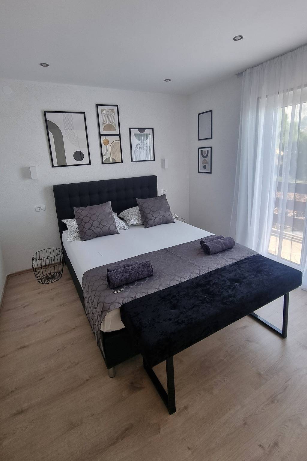 Ganze Wohnung, 3-Zimmer-Ferienwohnung mit Balkon und Meerblick Duce, Omis A-24975-a in Dugi Rat, Split-Dalmatien