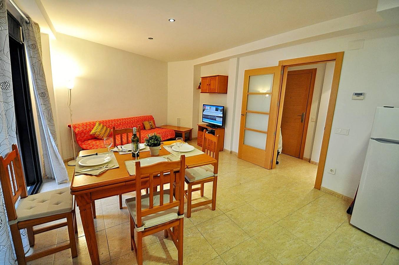 Entire apartment, Apartment Acacias, 250m from the beach, terrace, wi-fi in Central Lloret de Mar, Lloret de Mar