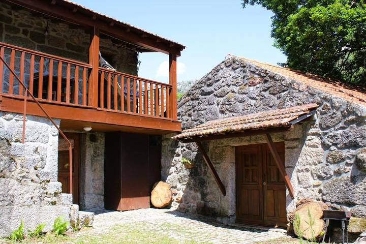 Location de vacances pour 6 personnes, avec vue ainsi que jardin et terrasse, animaux acceptés à Castro Laboreiro - 3