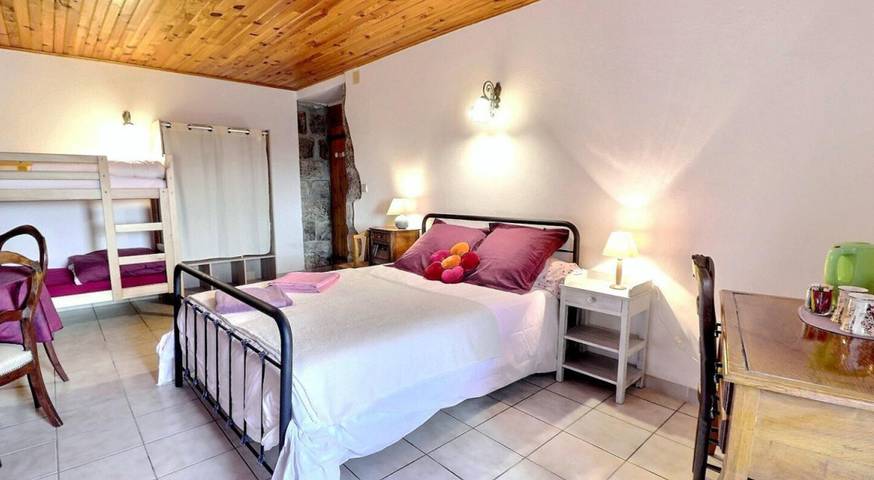 Chambre d’hôte pour 3 personnes, avec Jardin à Ailhon