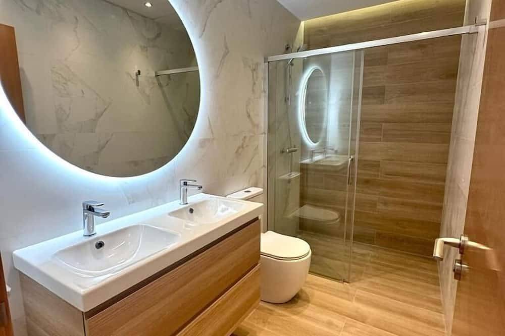 Entire apartment, Atlantis Home Puerto Marina Puerto Deportivo Benalmádena - 1 Minuto De La Playa in Benalmádena Costa, Benalmádena